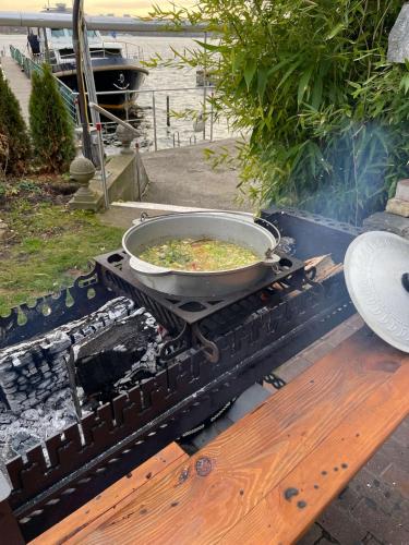 a large pot of food cooking on a grill at Pension am Tiefen See in Potsdam