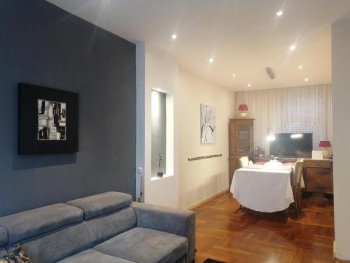 ein Wohnzimmer mit einer Couch und einem Tisch in der Unterkunft Border Bliss - Private Room with Bathroom in a Cozy Home in Kerkrade