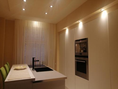 uma cozinha com um balcão, um fogão e um micro-ondas em High guests comfort and satisfaction in 2 double bedrooms with private bathroom em Kerkrade