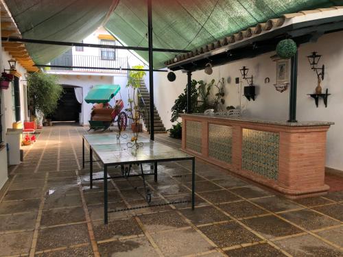 un patio con una mesa en el centro de un edificio en Casa Rociera Ángel Teresa, en El Rocío