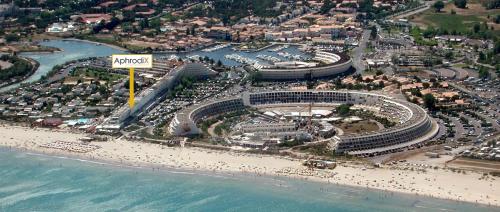 uma vista aérea de um resort na praia em AphrodiX em Cap d'Agde