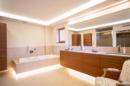 a large bathroom with a tub and a sink at Nagalu in Fiss