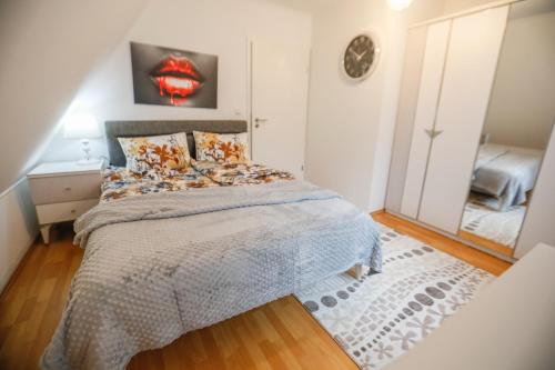 um pequeno quarto com uma cama e um espelho em Turis Ferienwohnung 65-3 em Triberg