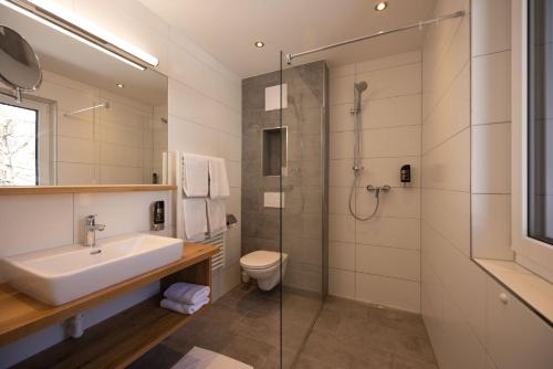 uma casa de banho com um lavatório, um WC e um chuveiro em Appartement Hammerrain em Flachau