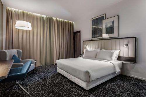 Un ou plusieurs lits dans un hébergement de l'établissement Radisson Hotel & Apartments Dammam Industrial City