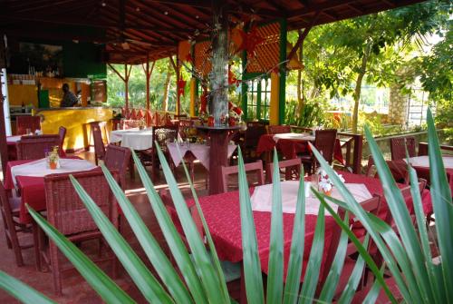 Restaurant ou autre lieu de restauration dans l'établissement Lighthouse Inn 2