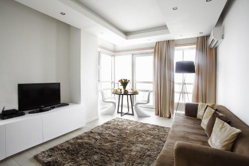 Μια τηλεόραση ή/και κέντρο ψυχαγωγίας στο Platinum Residence