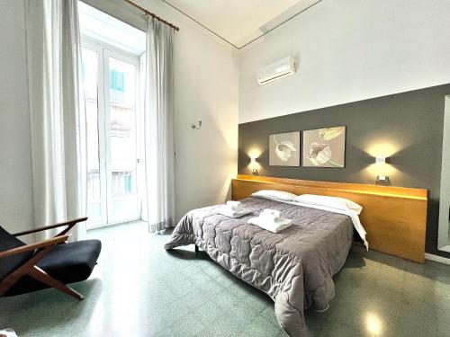 sypialnia z łóżkiem i dużym oknem w obiekcie B&B Il Sorriso w mieście Napoli