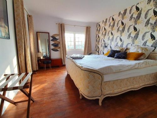 a bedroom with a large bed and a wooden floor at Apartment Picasso in großem Park mit geheiztem Pool in Châteauneuf