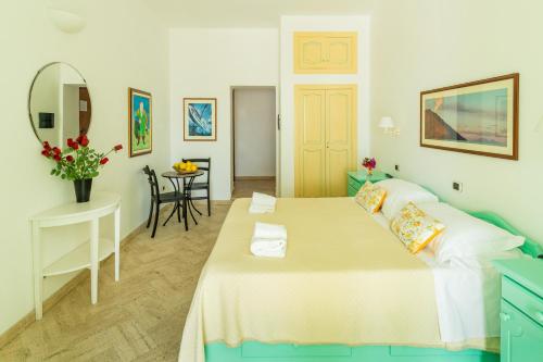 Posezení v ubytování Stromboli Suite Apartment with Terrace Volcano & Sea view