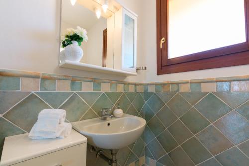 Ett badrum på SardegnaSummer Il Borgo Porto San Paolo