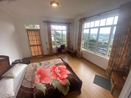 um quarto com uma cama com flores em Zion em Nuwara Eliya