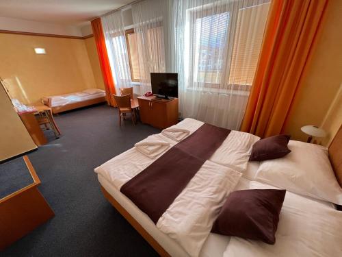 Una cama o camas en una habitación de YURA hotel Čeladná BAZÉN A SAUNY ZDARMA