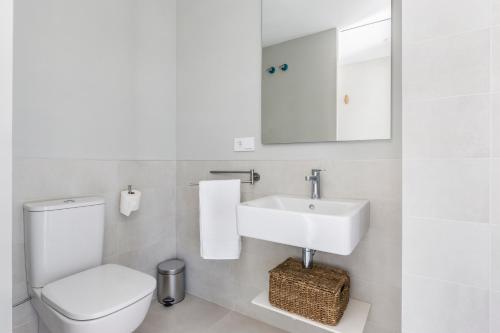 uma casa de banho branca com um WC e um lavatório em Micampus Cartagena em Cartagena