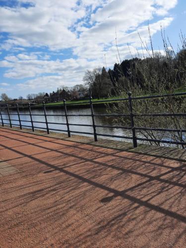 una cerca junto a un cuerpo de agua en Mid Flat, en Dumfries