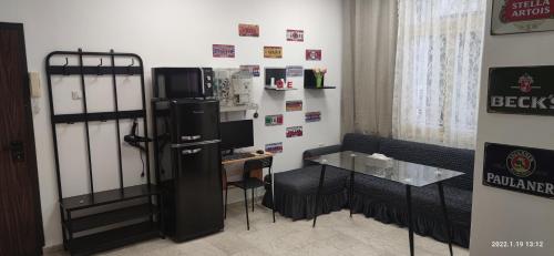 ハイファにあるApartment COMFY - for a quiet, family holiday without partiesのデスク、冷蔵庫、テーブルが備わる客室です。