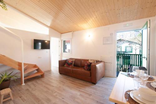 a living room with a couch and a table at El puerto viejo in Getxo