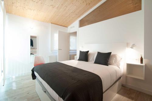 ゲチョにあるEl puerto viejoの木製の天井のベッドルーム1室(大型ベッド1台付)