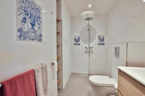 a bathroom with a toilet and a sink at de Buwepleats in Drogeham