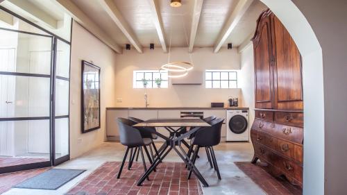 a kitchen with a table and chairs in a room at de Buwepleats in Drogeham