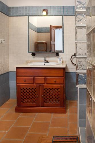 a bathroom with a sink and a mirror at casa del gastronomo in Cortes de la Frontera