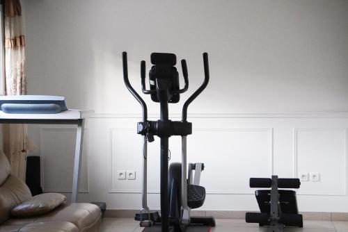 uma sala com duas bicicletas de exercício numa sala de estar em La Maison Charentonneau em Maisons-Alfort