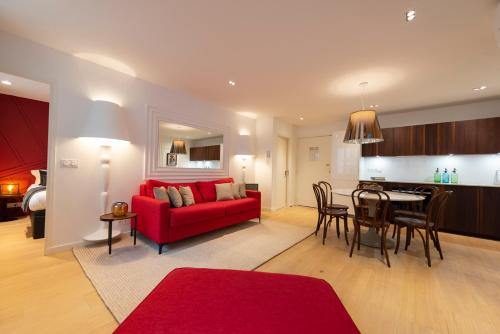 un salon et une cuisine avec un canapé rouge et une table dans l'établissement Bistrot, à Paris