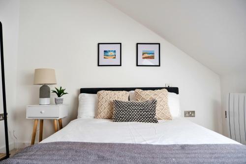 Postel nebo postele na pokoji v ubytování Finest Retreats - Tolcarne Stay - Luxury Newquay Apartment