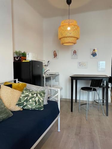 sala de estar con sofá y mesa en Tu Casa en Logroño en Logroño