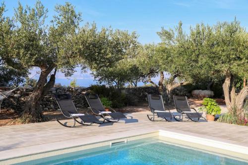 Piscina de la sau aproape de Stone Villa Olea - Holiday house in olive grove