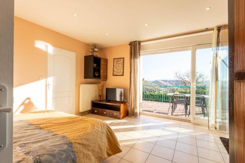 une chambre avec un lit et une porte coulissante en verre dans l'établissement Flopre, à Flocourt