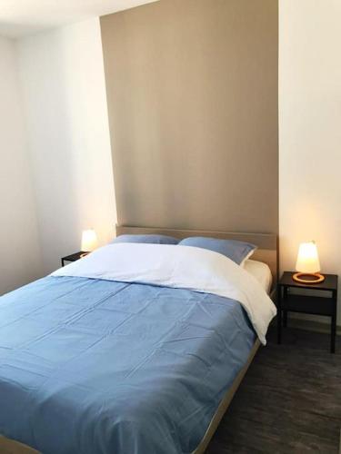 Una cama o camas en una habitación de T2 LES ARCADES