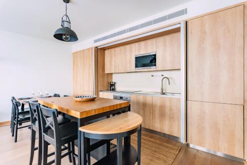 - une cuisine avec une table en bois et des chaises dans l'établissement Gelman's Getaway in Lisbon, à Lisbonne