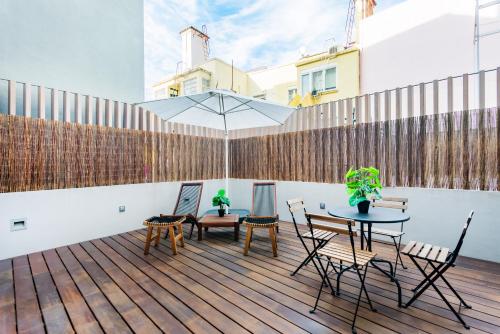 un patio con tavoli e sedie su una terrazza in legno di Gelman's Getaway in Lisbon a Lisbona