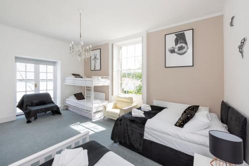 Katil atau katil-katil dalam bilik di Cotswold Manor House - country house retreat with hot tub, ideal for large groups
