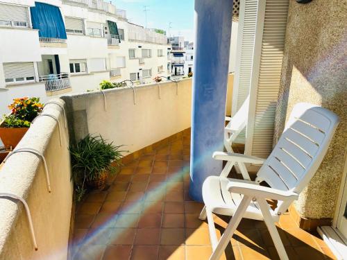 une paire de chaises assises sur un balcon avec arc-en-ciel dans l'établissement Captains Jack Home, à Sitges