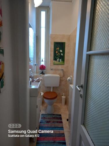 a bathroom with a toilet and a sink at Casa di Alice in Gorizia