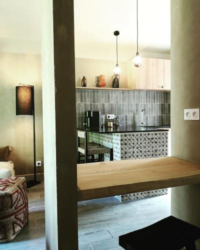 - une cuisine avec un comptoir en bois dans l'établissement Cabane chic et romantique MUSCADELLE près de Bordeaux, à Saint-Sulpice-et-Cameyrac