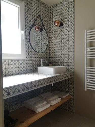 une salle de bain avec un lavabo et un miroir dans l'établissement Cabane chic et romantique MUSCADELLE près de Bordeaux, à Saint-Sulpice-et-Cameyrac