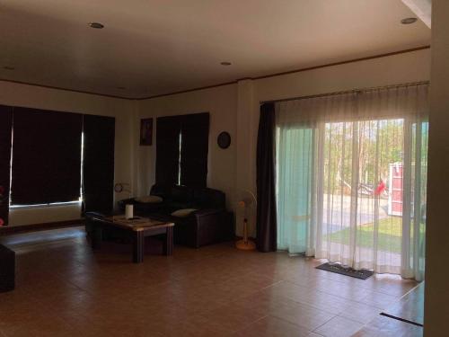 Zona de estar de Janson's House Next to Singha Park Chiang Rai