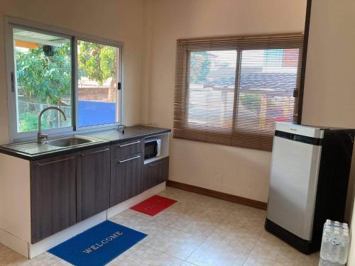 Una cocina o zona de cocina en Janson's House Next to Singha Park Chiang Rai