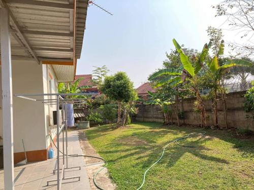 Jardín al aire libre en Janson's House Next to Singha Park Chiang Rai