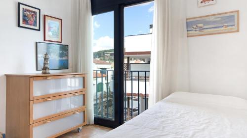 une chambre avec un lit et un balcon dans l'établissement 1Kim01 - Llafranc, à Llafranc