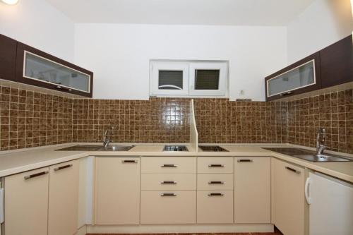 Kuchyňa alebo kuchynka v ubytovaní Apartment in Pisak with sea view, loggia, air conditioning, WiFi 153-28