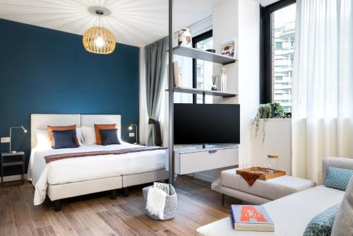sypialnia z niebieskimi ścianami, łóżkiem i telewizorem w obiekcie CO99 Art Building Residence w Mediolanie