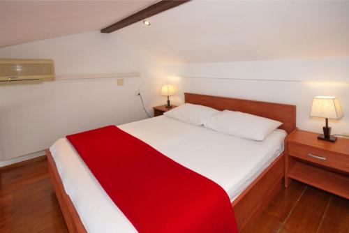 Posteľ alebo postele v izbe v ubytovaní Apartment in Pisak with sea view, terrace, air conditioning, WiFi 153-29