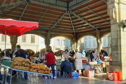 a group of people standing around an outdoor market at STUDIO LE NID in Valence-dʼAgen