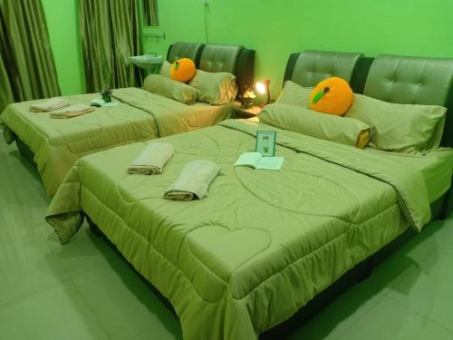 dwa łóżka siedzące obok siebie w pokoju w obiekcie Cyber Loft Homestay w mieście Ipoh