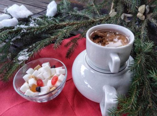 een kop koffie en een kom marshmallows bij 4 Mountains Hotel in Bystrets
