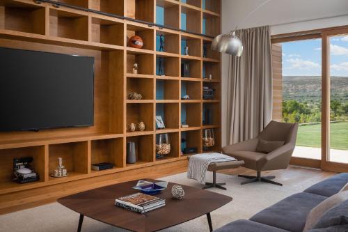 TV a/nebo společenská místnost v ubytování Luxury Villa Silence with Heated Pool